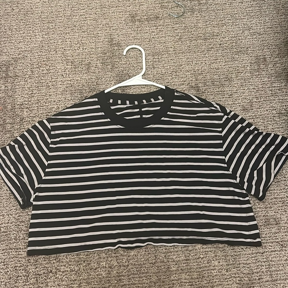cropped lululemon shirt